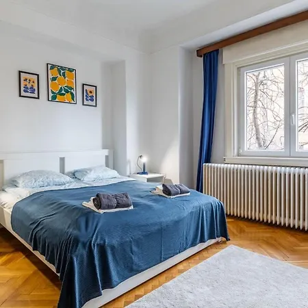 Apartment Parliament Peak Retreat